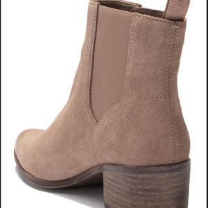 Dolce Vita Tan Suede Chelsea Boot (Size 6.5)